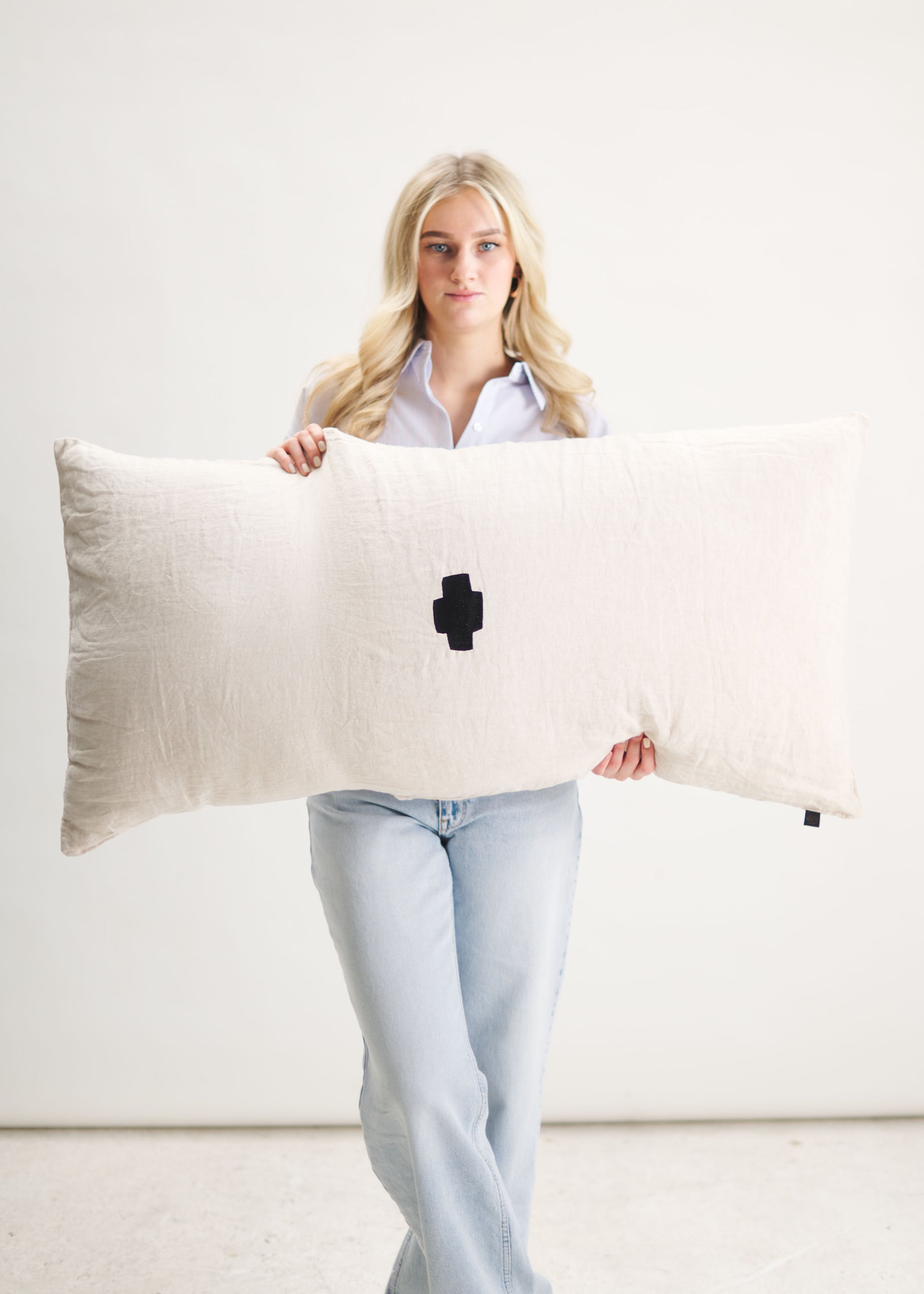 LOFT ICONICS | Cushion Cross